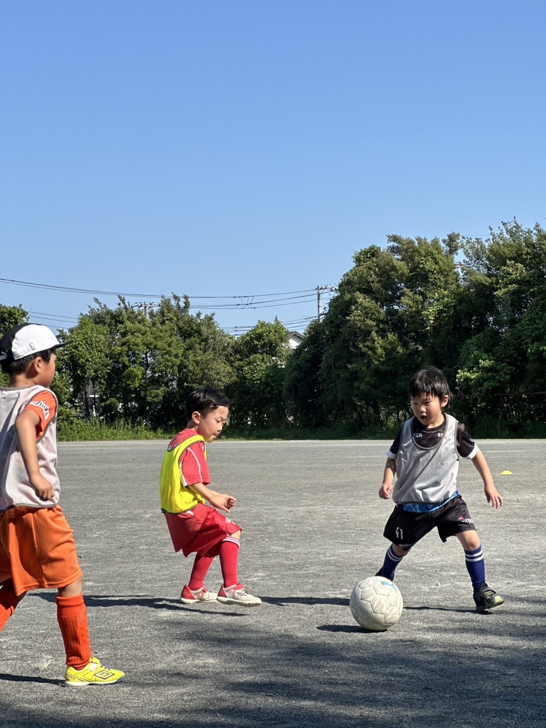 楽しくサッカーをする子どもたち